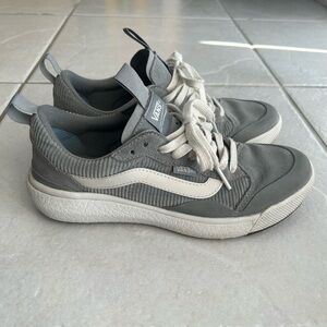 Vans Women’s UltraRange EXO UltraCush Grey and White Suede Sneakers, Sz 7.5